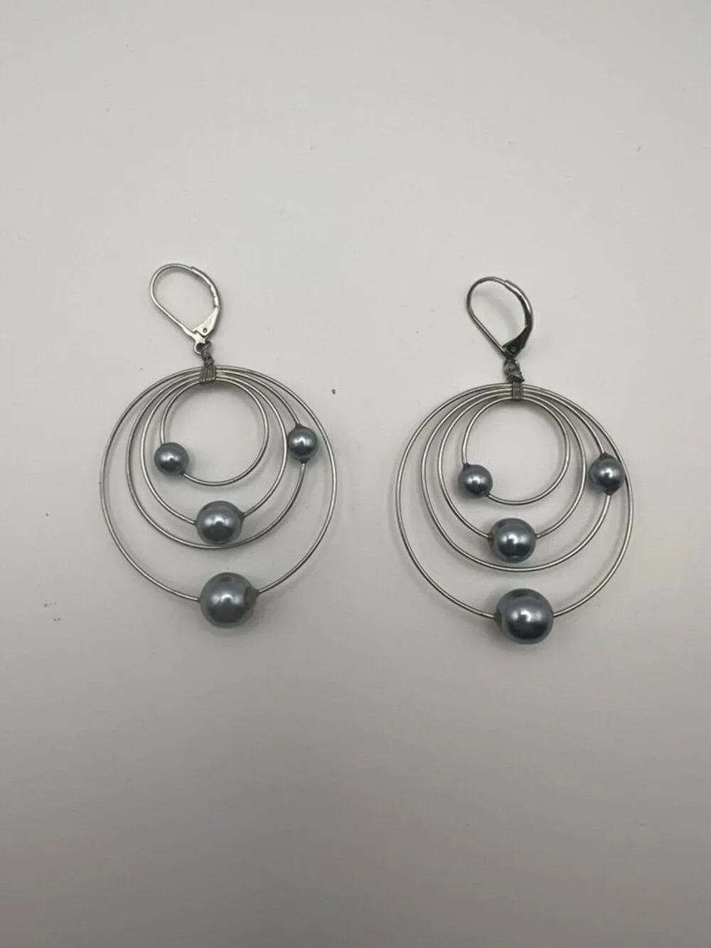 Handmade Wire Wrap Orbit Hoop Earrings Silver Tone Gray Pearl Bead Accent - Picture 3 of 5